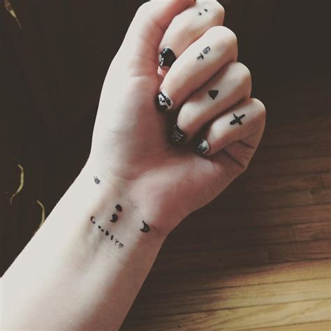 Simple Daisy Tattoo on Wrist 32. . Cute tattoos for teenage girls